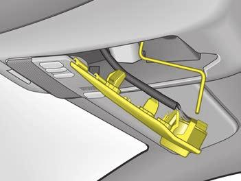Solskydd Komfortbetjäning Vid låsning av bilen kan solluckan stängas på följande sätt: n Håll nyckeln i låsläge (förar- och frampassagerardörr) ända tills solluckan är helt stängd.