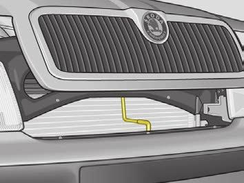 För att öppna motorhuven, fatta tag i underdelen på kylargrillen, lyft något, tryck fångkroken i pilriktningen och lyft upp motorhuven.