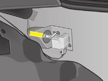 Öppning av tankluckan i nödfall Vid trasig tanklucksupplåsning* kan tankluckan låsas upp manuellt. n Öppna bakluckan. Haka loss den högra bagagerumsinklädningen och dra av.