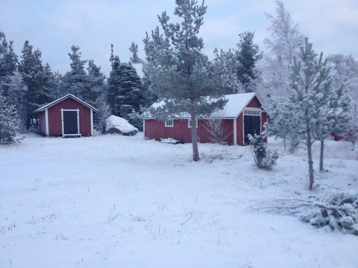 Bild 11. Småbåtshamnen, Alholmen i bakgrunden. Bild 12. Båthus vid småbåtshamnen 2.1.4 Kommunalteknik Vattenledningsnät finns på största delen av planområdet till befintliga bostadshus.