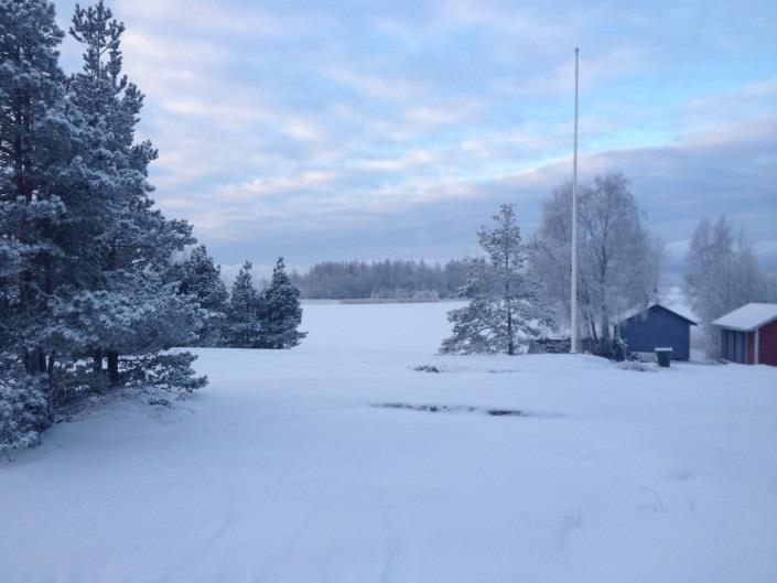 Bild 7. Vy från båthamnen. Bild 8. Vy från Risöhällsbergsvägen mot havet. 2.1.