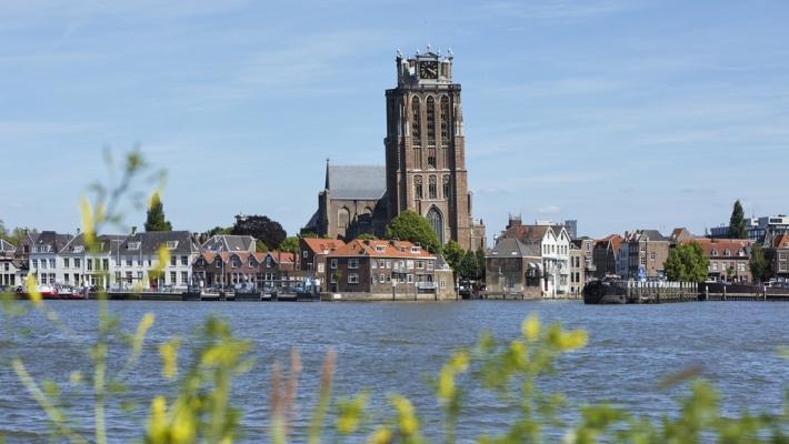 Det går utmärkt att uppleva staden till fots. De flesta sevärdheterna ligger i området vid de tre kanalerna Nieuwehaven, Wolwevershaven och Wijnhaven.