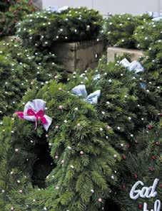 30 Julbord på Plevnagården och julklappshandel på Tomtefabriken Följ med på en resa till Malmköping.