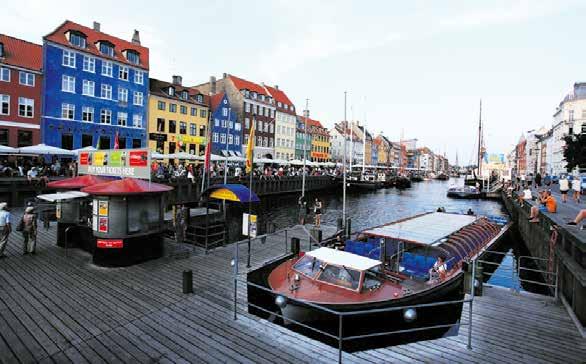 Shoppinggatan Ströget är förstås ett måste och man kan också se staden från vattnet med någon av Köpenhamns rundtursbåtar. Kanske kan det passa med smörrebröd, en god ölen och en lille en i Nyhavn?