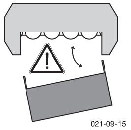 trängplåtarnas inställning är identisk på vänster och höger sida och görs genom att inställningsskruven (E) öppnas och ställs in.
