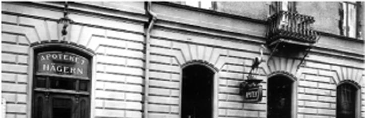 1904 APOTEKET HÄGERN 1985 TRATTORIA COMMEDIA Den 5:e december 1904 öppnade apoteket Hägern för allmänheten. I Sverige regerade Oscar den II:e.