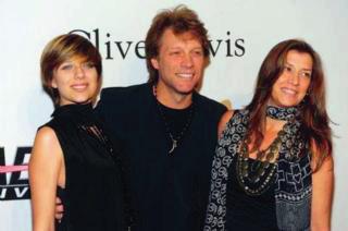 Dottern Stephanie och hustrun Dorothea flankerar Jon Bon Jovi. Bon Jovis hem förstört Avbröt turnéen för att vara hos familjen 2 nov 2012 Orkanen Sandy slet sönder miljonvillan.