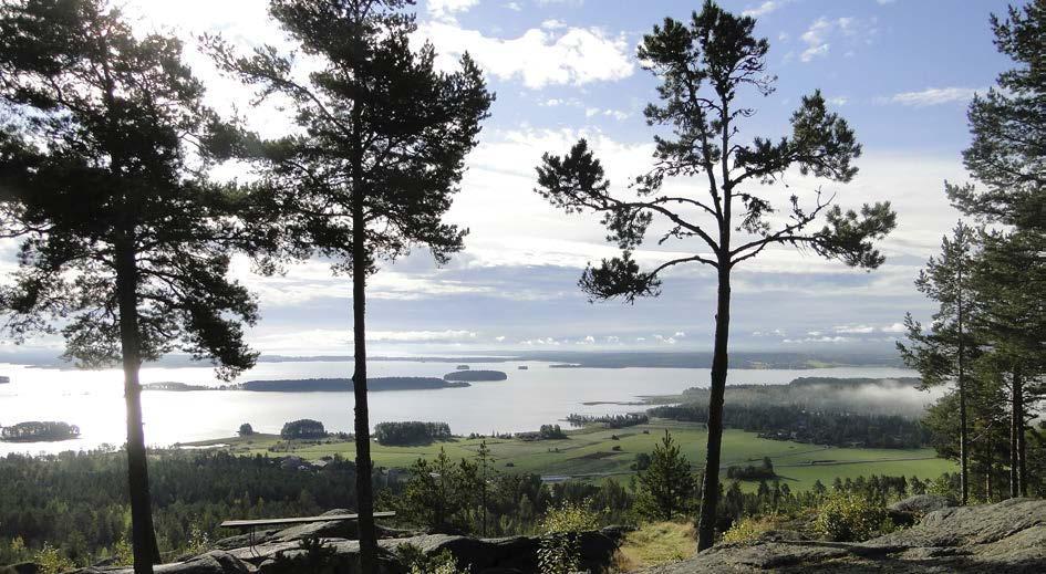 Att besöka Dellensjöarna sommartid är en naturupplevelse utöver det vanliga. FOTO: LOTTA TORNLER Från Gammelsträng, hembygdsgården i Norrbo, är det fin utsikt över både Norra och Södra Dellen.