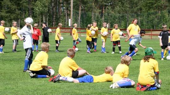 Fotbollsskolan Varje år under vecka 26 arrangerar RSK fotbollskola. Knappt 50 barn och ungdomar i åldern 6 till 12 år deltog i årets fotbollsskola.