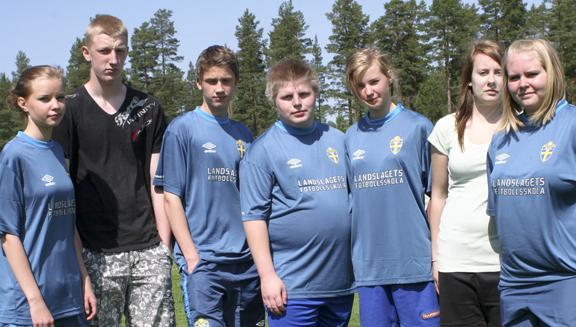 Ledarna för fotbollsskolan på IP. Från vänster Frida Löberg, Rasmus Olsson, Marcus Larsson, Mattias Modd, Christin Löberg, Linda Lindskog, Maria Kraft.