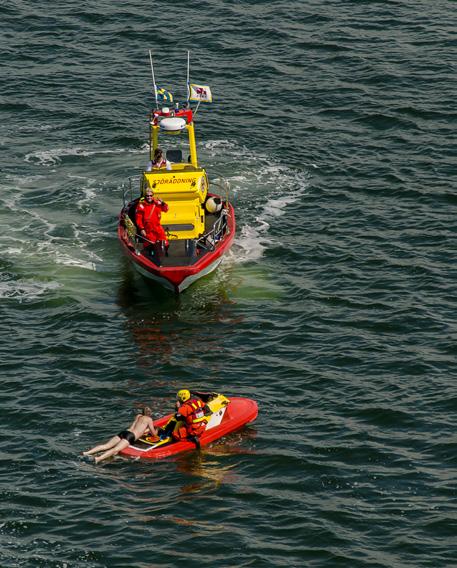 LÅNGSIKTIGA EFFEKTER AV SJÖRÄDDNINGSSÄLLSKAPETS ARBETE DEN 23 JULI 2014: En simmare har kommit för långt från strand vid Lillebybadet utanför Göteborg.