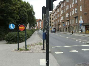 Bild 3.3 Lund Den delad gång- och cykelbanan med dubbelriktad cykeltrafik har häcken som avskiljning mot gångbanan, bild 3.4.