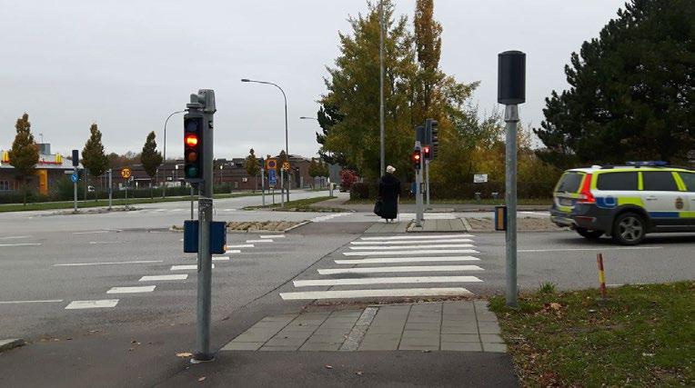 Vid bevakat övergångställe behöver tryckknappslåda placeras på stolpe både vid ytterkant av ledytan för personer med synnedsättning / blindhet och vid ytterkant av avfasningen till 0-kant för