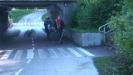 Gångstråk i form av trappor leder ner mot dubbelriktad gång-, cykel- och mopedbana, bild 3.46.