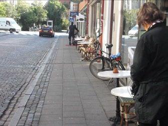 Men då det saknas tillräckliga ljushetskontraster på trottoarkanten är det däremot riskablare för personer med synrester att passera då den gångbara delen av trottoaren smalnar av och det är svårt