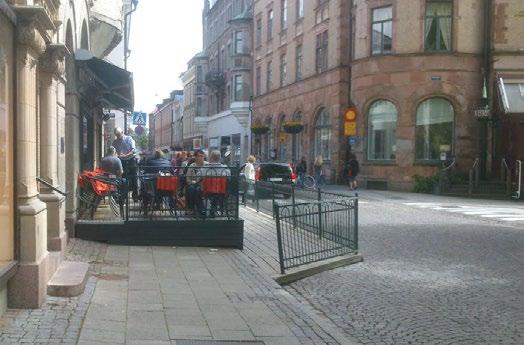 Anslutning till trottoarerna av passagen förbi uteserveringen är på båda sidor gjorda på ett användbart sätt. Ramp (dock något för brant) upp till uteserveringen finns från andra hållet.