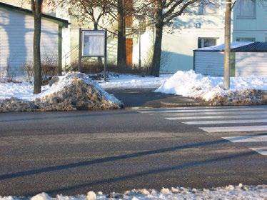 Vid övergångsställe skall hela övergångsställets bredd vara snöröjd för att möjliggöra passage både för personer med synnedsättning och för personer med