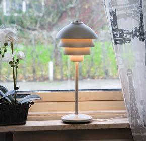 fihn En diffuserad mjukt strålande lamellkonstruktion, som har hämtat sitt formspråk från hängande   Table lamp in our popular family