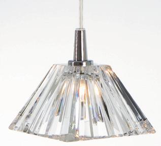 Kristall T1623 KRISTALL -T1623 Elegant, liten fönsterpendel i kristall. 4 m transparent sladd, med brytare. Inklusive 18W ljuskälla, energiklass D. Elegant, small window pendant in crystal and chrome.