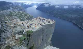 GEIRANGER Avkoppling, spänning och upplevelser Här är verkligheten vackrare än vykorten vi lovar! Landskapet är dramatiskt och du känner hur pulsen ökar inför vad du kan tänkas få se bakom nästa krök.