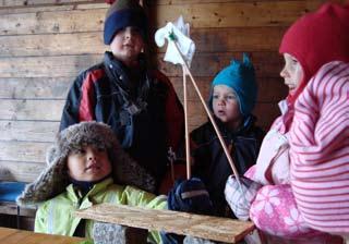 Återanvändning kreativa konstruktionsplatser utomhus: Äppelbo förskola Utdrag ur ett projekt vid Äppelbo förskola 2011, beskrivet av Kristina Lindberg och Andreas Mörk: Äppelbo förskola ligger på