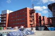 Ett nytt operationshus byggs vid Centralsjukhuset i Karlstad. Stommen levereras under 2013. Byggstart augusti 2012 Byggkostnad ca 1 mdkr F-btkn Blåklockan 19 Byggmånader 50 Entr.