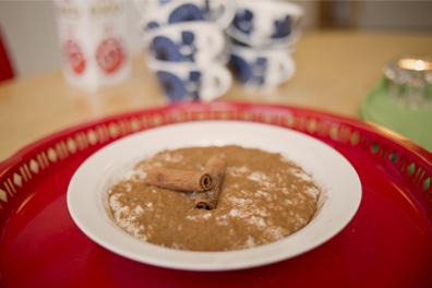 Julmaten blir traditionell med sill, köttbullar och vegetariska alternativ. Familjer såväl som enskilda är välkomna. Begränsat antal platser. Anmälan krävs Anmäl dig senast 20/12, e-posta lidingo.