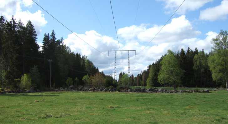 befintliga kraftledningsgatan hjälper till att dölja och avskärma ledningen från utsikten på kyrkbacken.