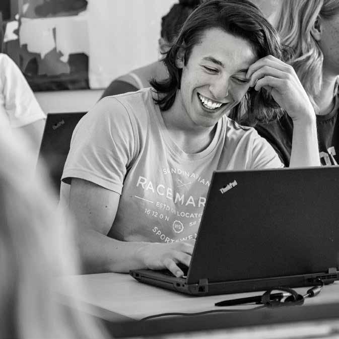 WE LOVE SPIRIT. Vår skola På våra program läser du inte bara om den nya tekniken - du lär dig att använda den också.