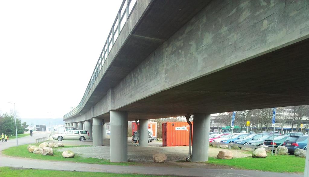 Figur 57 - Restauranger under låg järnvägsbro, James Simon Park, Berlin (Wikimedia, 2014d) Mer perifert kan andra användningsområden vara aktuella.