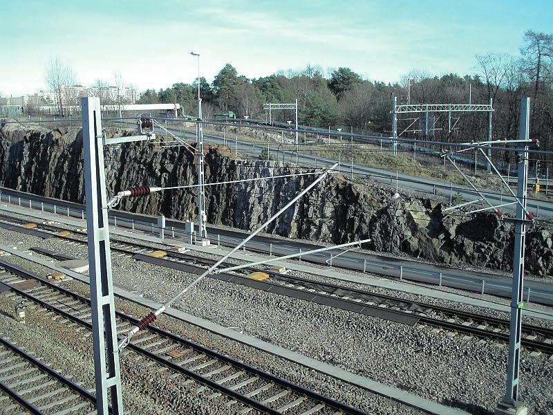 2.1.7 Elektrifiering Kontaktledning och kontaktledningsstolpar I Sverige är merparten av all järnväg elektrifierad, vilket innebär att tågen drivs fram med hjälp av elkraft.