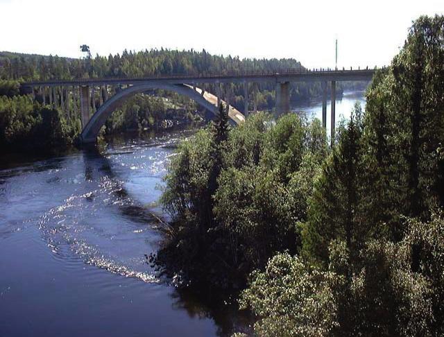 Vägverket (2004) anger att fri höjd på 4,7 meter skall eftersträvas då en väg passerar under en bro.
