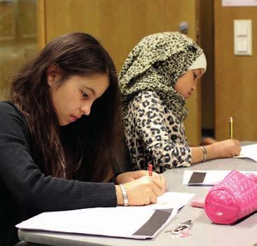 I vardagsspråket förenklas hijab ofta och får betydelsen den muslimska kvinnans huvudduk och innebär att håret och bröstet täcks med en rektangulär eller kvadratisk duk.