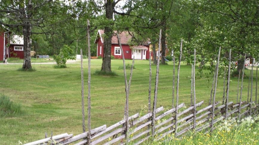 Stuga (Bryggstuga) Mälgåsen Storlek: 4 bäddar (en dubbelsäng och en våningssäng) + ev. extrasäng. Läge: Ligger i anslutning till ägarnas gård, ett stenkast från E14.