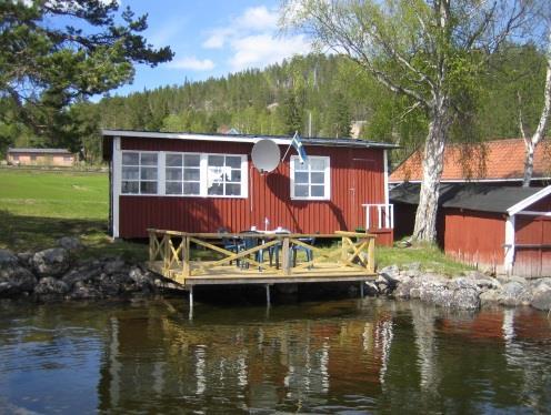 Stuga Sösjö Storlek: 5-6 bäddar. 2 rum och kök 68 m 2. Läge: Stuga mitt i byn Sösjö i lantlig miljö. Vacker utsikt över sjön.