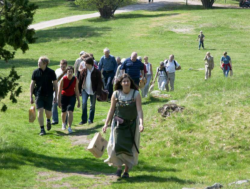 40 VÄRLDSARV I SVERIGE Besökare vid Birka. Foto: Bengt A Lundberg/Raä. Svarta jorden, en tidig stadsbebyggelse De första arkeologiska utgrävningarna av Birka gjordes redan på 1680-talet.