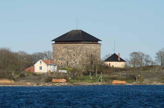 66 VÄRLDSARV I SVERIGE Krut- och försvarstornet på Mjölnarholmen byggdes omkring år 1730. Foto: Bengt A Lundberg/Raä.