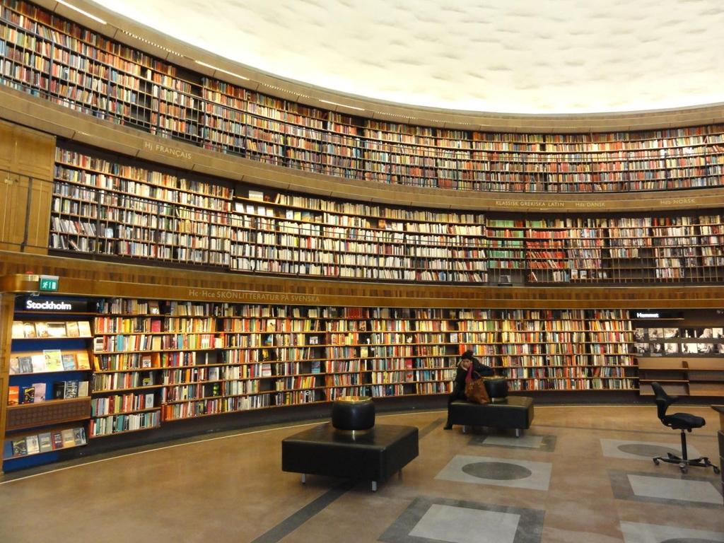 Stockholms stadsbibliotek, Sveavägen foto: P Ranemo Folkbibliotek Inledning I detta kapitel redovisas huvudresultaten av den webbenkät som folkbiblioteken besvarade.