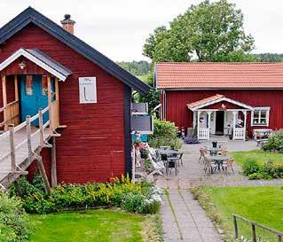 Vid ankomst till Glasbruket välkomnas vi av en guide som tar med oss på en fascinerande färd från glödande massa till färdig produkt.