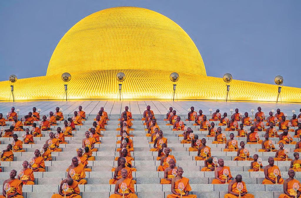 TEMPEL- FLYKT sid 19 Världens största buddistiska tempel, Wat Phra Dhammakaya utanför Bangkok, liknar ett ufo som landat på tyska Allianz Arena.