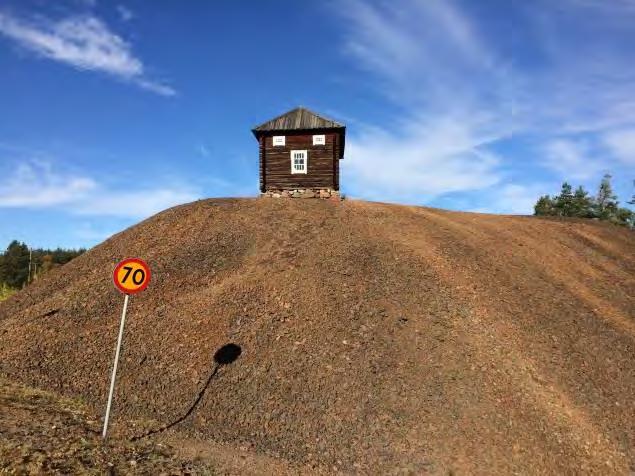 Här finns spår från det äldre odlingslandskapet i form av terrasseringar, stenmurar, stenrösen och husgrunder. Vägen går genom markerna och upp till Övre Gassarvet och Tomsarvet.