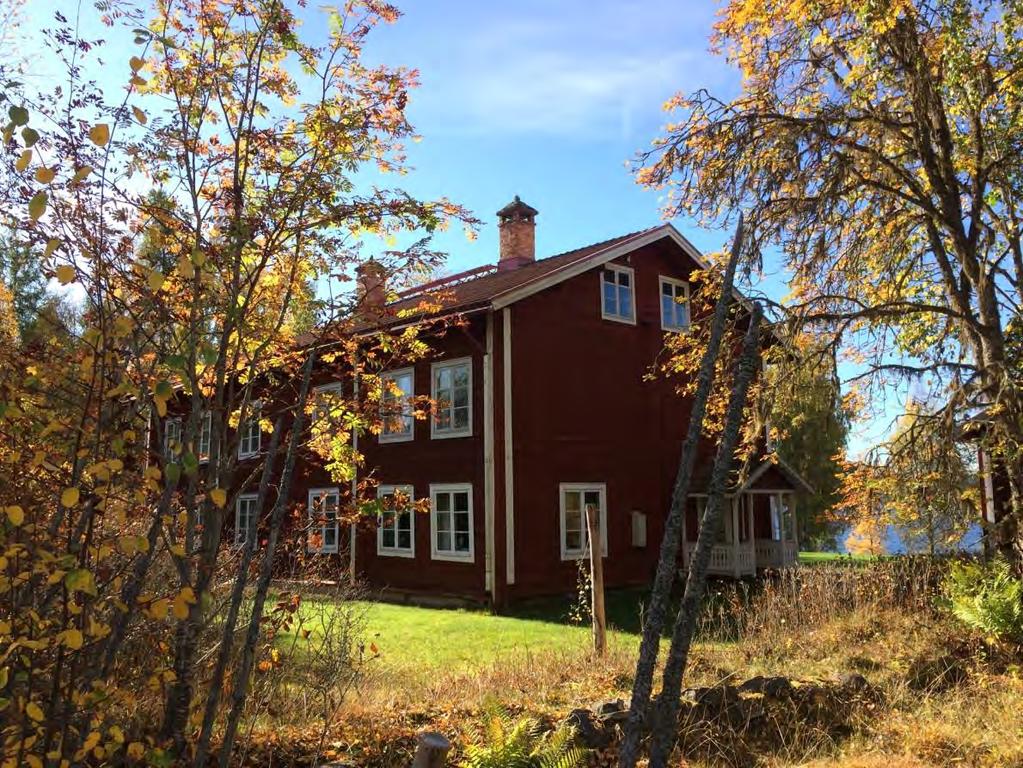 avstånd mellan. Två av gårdarna ligger på tidigare äldre bytomter. Den tredje gården längst in i odlingsrummet är lite nyare. Den övergripande karaktären är ett sammanhållet tidigt 1900-tal.