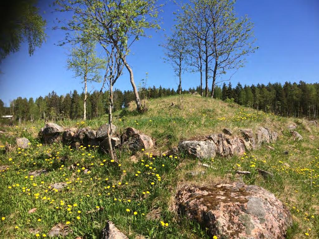 Äldre gårdsläge väster om Hosjön. Foto E. Röing 2017. Var och hur kan man bygga nytt? Området är relativt stadsnära, det finns ett bebyggelsetryck och det genomgår därmed en gradvis omvandling.