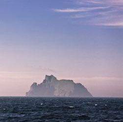 Vi hänförs över samlingen stenstoder som restes här i form av ett keltiskt kors ca 3 000 f.kr. Dunvegan Dunvegan Castle ligger magnifikt beläget på en höjd med utsikt över Loch Dunvegan.