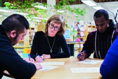 FOTO: LO BIRGERSSON Studiehandledning För dig som är vuxen och studerar. Träffa en studiebibliotekarie som hjälper dig att komma igång med dina studier.