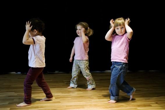 Dans och Musik! Barndans På våra barndanskurser blandar vi lekfullt in dansen i olika övningar för att lägga grunden för motorik, koordination och framförallt dansglädje.