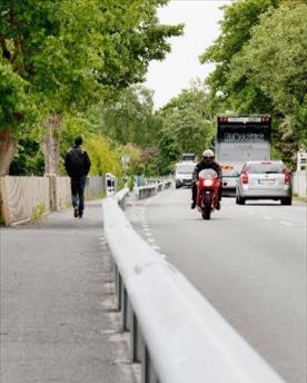 Bland de frågor som ska besvaras/utredas finns: -Vilka ytterligare krav ska ställas på räcken utifrån olika trafikantslag på olika platser.