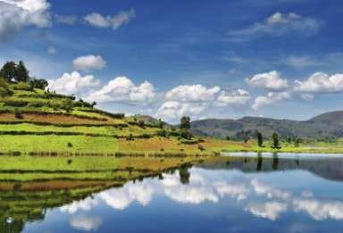 Uganda är ett land med många vackra sjöar och vi kommer fram till den vackraste av dem alla, Lake Bunyonyi, mitt på dagen.