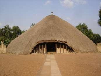 härligt folkliv! Vi besöker bland annat Kasubi Tombs utanför Kampala det mycket intressanta Uganda Museum, den imponerande Namirembe-katedralen och parlamentshuset.