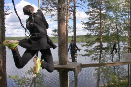 Kollogården har även stora gräsplaner, öppen skog där man ser ut över sjön Djuprämmen samt badplats med